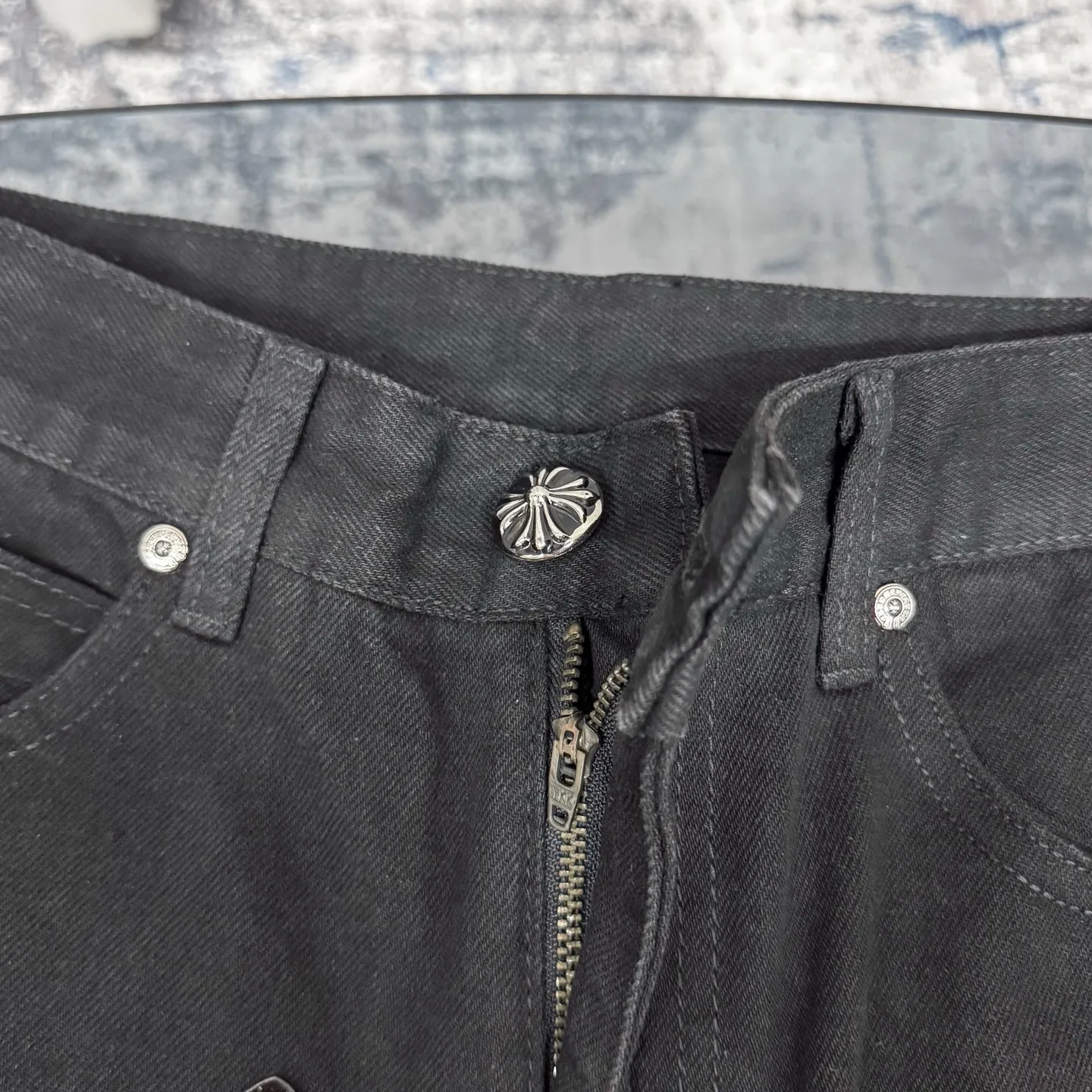 P240 Chrome Hearts 24SS Cross Sanskrit limited style graffiti printed leather jeans. Chrome Hearts limited edition leather washed jeans, Miami limited jeans, the entire cross leather is hand-made_different version, a heavy black blue cow fabric with moderate thickness and texture, antique metal silver label decoration, denim embedded thread manufacturing and production 💙Among Chrome Hearts' many trousers, its color is unique, and people are deeply attracted at a glance. It is made of beaded canvas fabric and has been washed with heavy water. The upper body is very textured, crisp and stylish, and will not collapse at all. The three-dimensional cut of the trousers has a first-class effect in modifying the shape of the legs. It can be easily controlled by any figure, and you can instantly become a street trendy person when you put it on.  🔩Customized hardware, full of texture, every detail is done to the extreme. The thick beaded canvas fabric becomes soft and skin-friendly after washing, and has excellent breathability, making it comfortable to wear all day long. Customized small leather label, unique design, simple yet elegant, exquisite workmanship, neat wiring, every detail demonstrates quality and style.  These pants are gender-neutral and can be worn by both men and women, easily creating a sense of fashion. Pair them with a T-shirt or sweatshirt and you can easily go out and hit the streets. Size: 28/30/32/34/36 Waist: 69/74/79/84/89 Pants length: 102/103/104/105/106